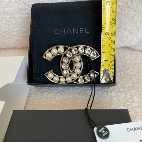 Chanel Pearl and Crystal brooch, gold tone - Picture 8 of 14